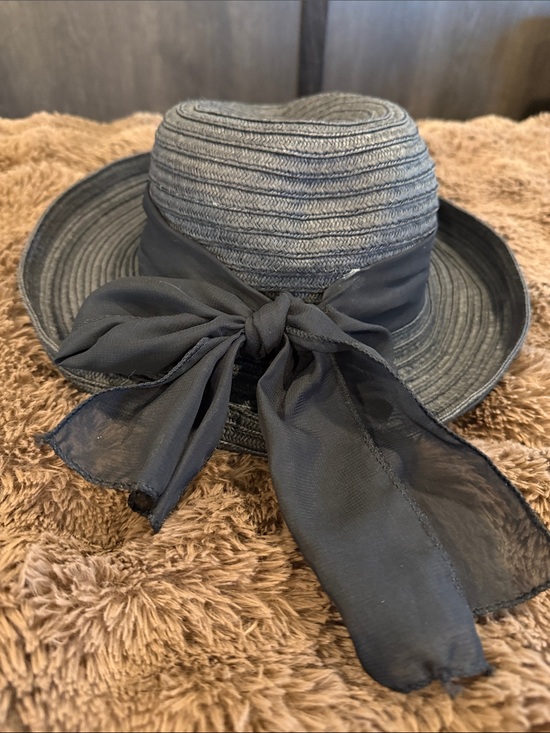 Accessories - Classic Women's Wide-Brim Straw Hat with Bow - Black